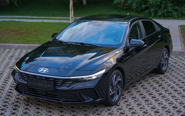 Hyundai Elantra - image 1