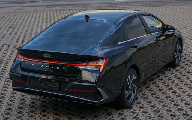 Hyundai Elantra - image 2