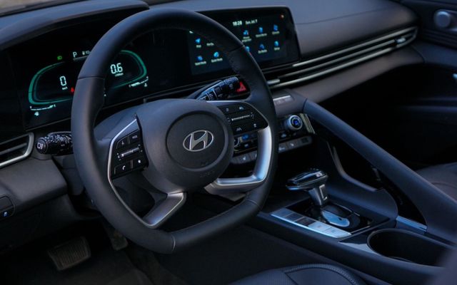 Hyundai Elantra - image 3