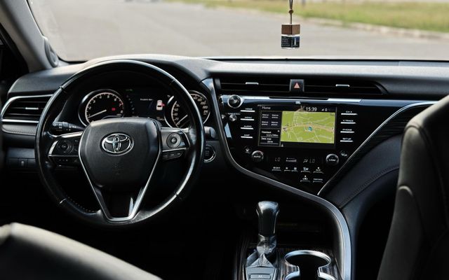 Toyota Camry - image 2