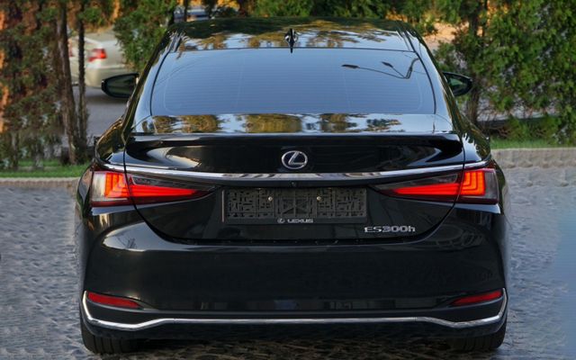 Lexus ES 300H - image 2
