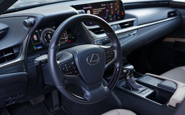 Lexus ES 300H - image 3