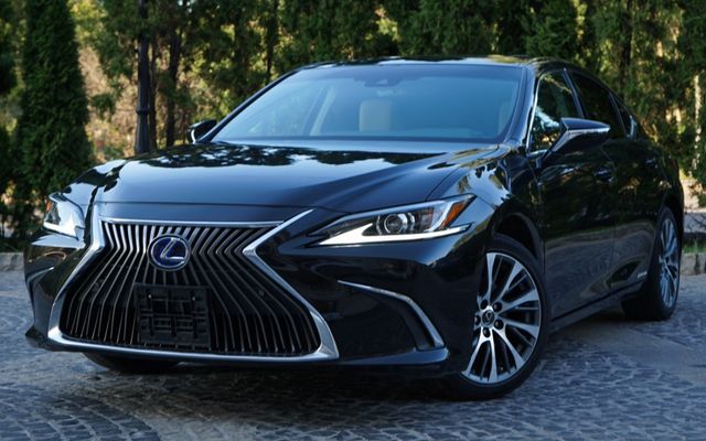 Lexus ES 300H - image 1