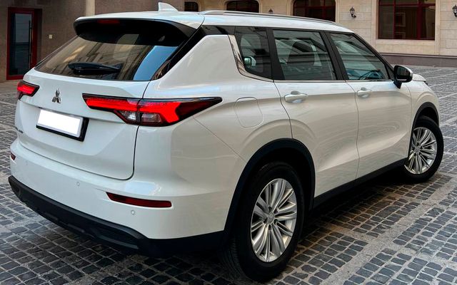MITSUBISHI OUTLANDER - image 3