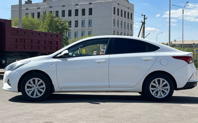 Hyundai Accent - image 2