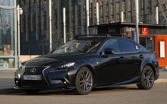 Lexus IS250 - image 1