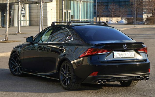 Lexus IS250 - image 3