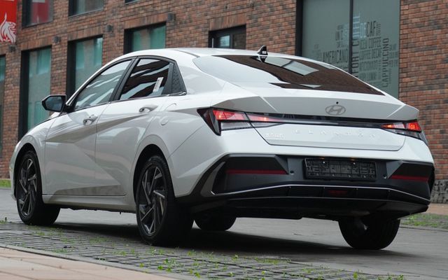 Hyundai Elantra - image 2