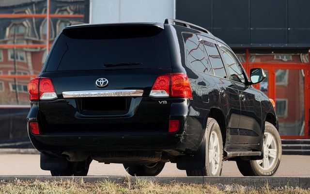 Toyota Land Cruiser 200 - image 2