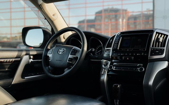 Toyota Land Cruiser 200 - image 4