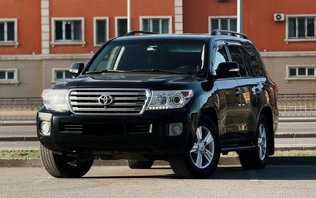 Toyota Land Cruiser 200 - image 1