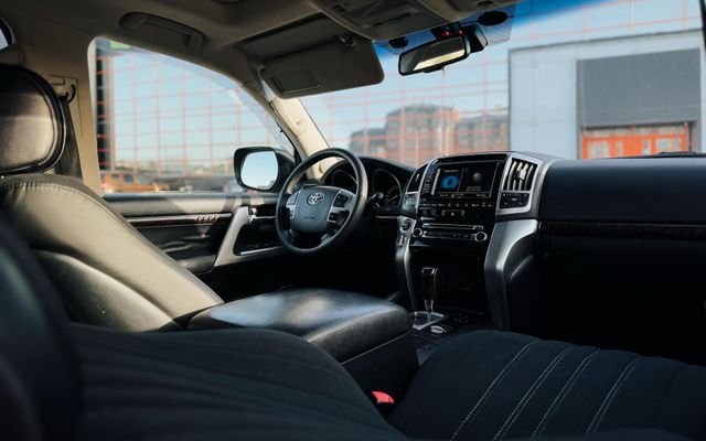 Toyota Land Cruiser 200 - image 3