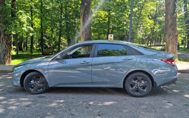 Hyundai Elantra - image 2