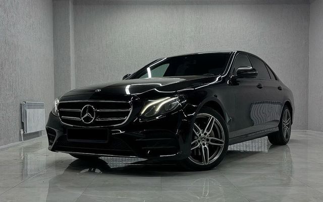 Mercedes-Benz E200 - image 1