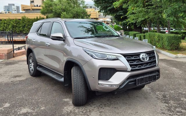 Toyota Fortuner - image 2