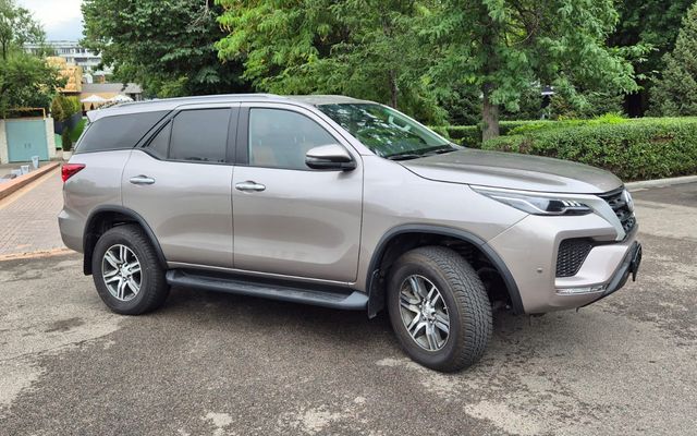 Toyota Fortuner - image 3