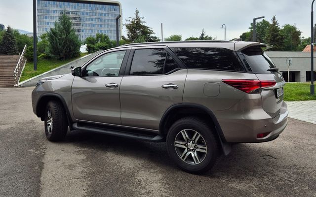 Toyota Fortuner - image 4