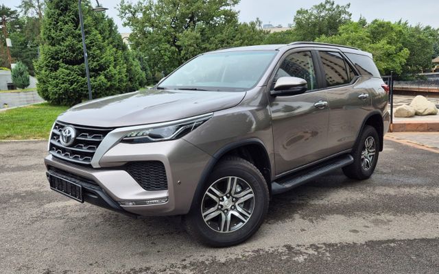 Toyota Fortuner - image 1