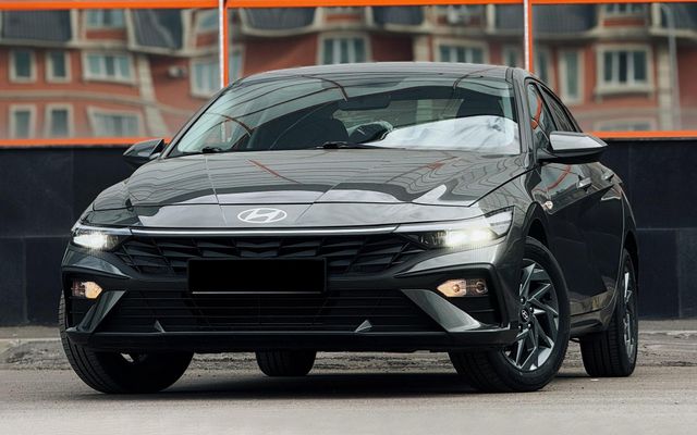 Hyundai Elantra - image 1