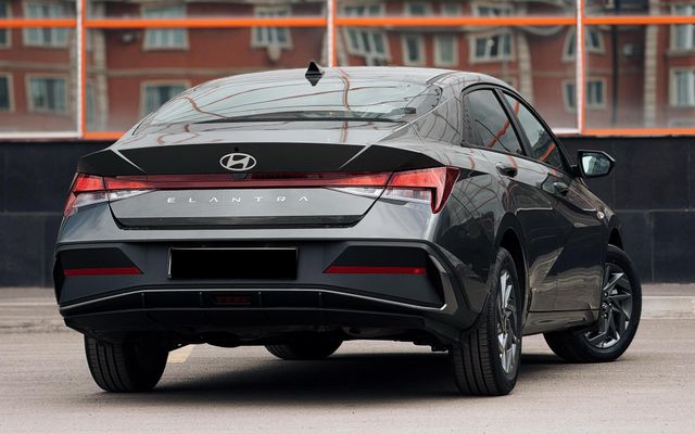 Hyundai Elantra - image 2