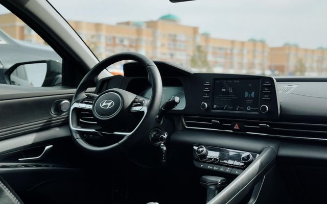 Hyundai Elantra - image 3