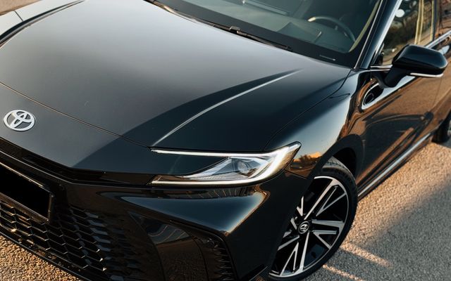 Toyota Camry - image 3