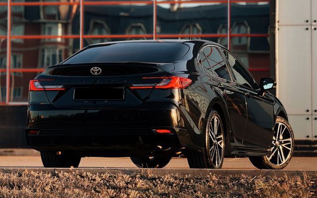 Toyota Camry - image 2