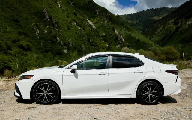 Toyota Camry - image 2