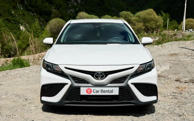 Toyota Camry - image 3