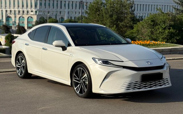 Toyota Camry - image 2