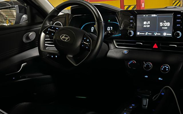 Hyundai Elantra - image 4