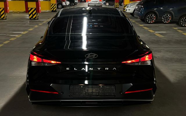Hyundai Elantra - image 3