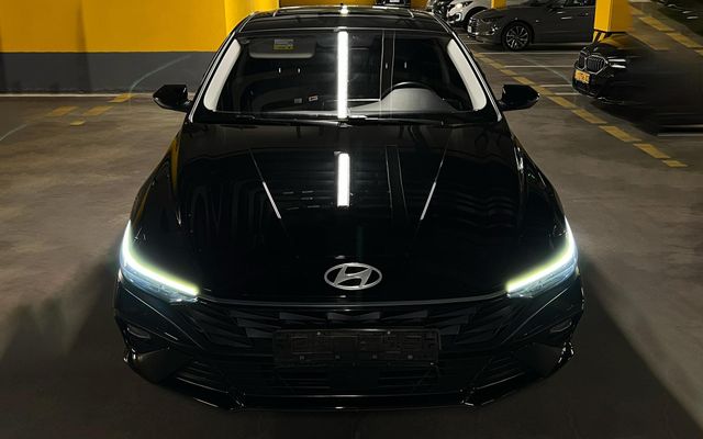 Hyundai Elantra - image 2