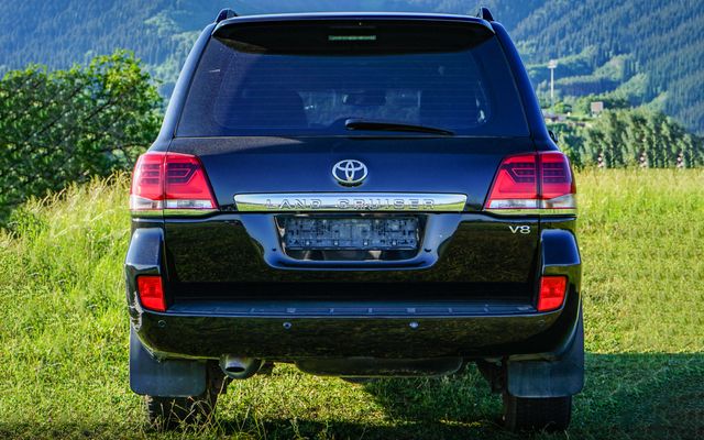 Toyota Land Cruiser 200 - image 4