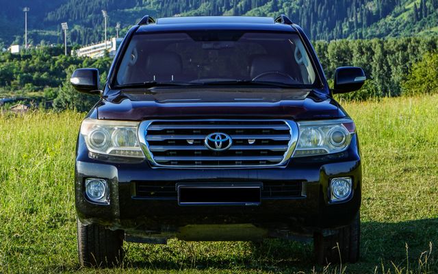 Toyota Land Cruiser 200 - image 2