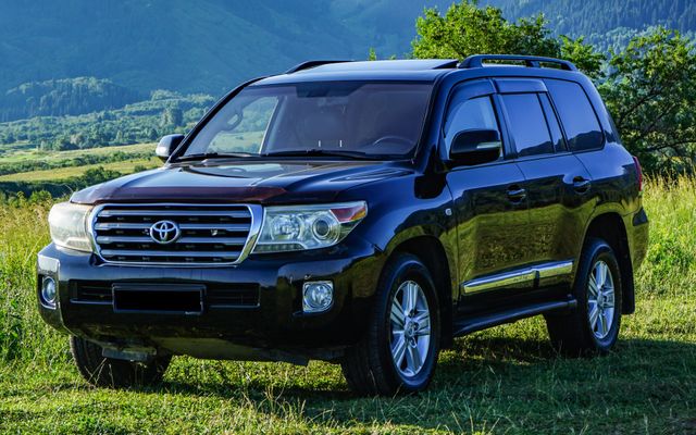 Toyota Land Cruiser 200 - image 1