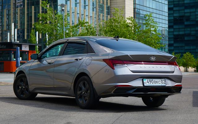 Hyundai Elantra - image 3