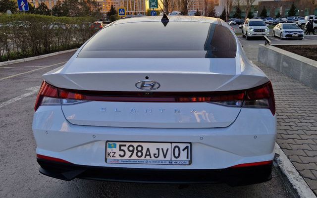 HYUNDAI ELANTRA - image 4