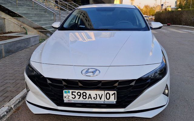 HYUNDAI ELANTRA - image 2