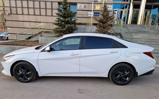 HYUNDAI ELANTRA - image 3
