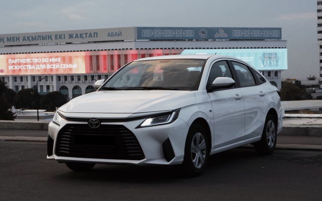 Toyota Yaris - image 1