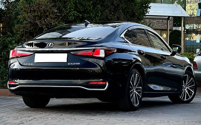 LEXUS ES250 - image 3