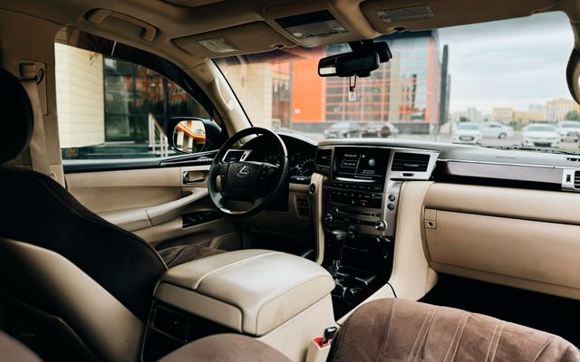 Lexus LX 570 - image 3
