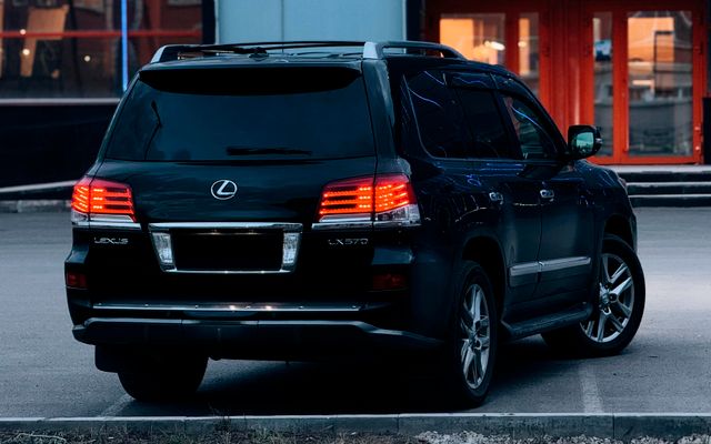 Lexus LX 570 - image 2