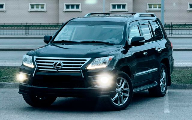 Lexus LX 570 - image 1