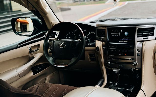 Lexus LX 570 - image 4