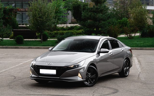 Hyundai Elantra - image 1