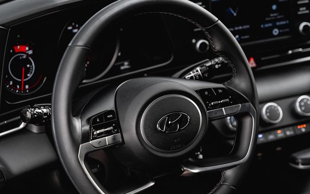 Hyundai Elantra - image 4