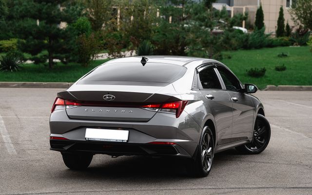 Hyundai Elantra - image 3