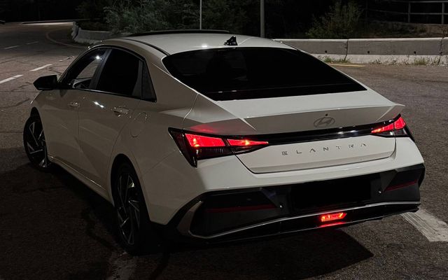 Hyundai Elantra - image 2